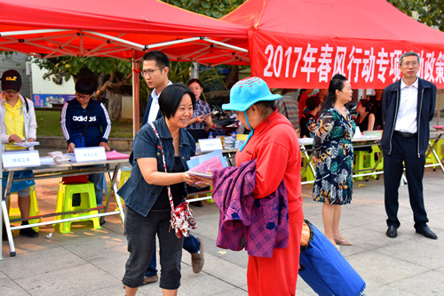 发放宣传资料